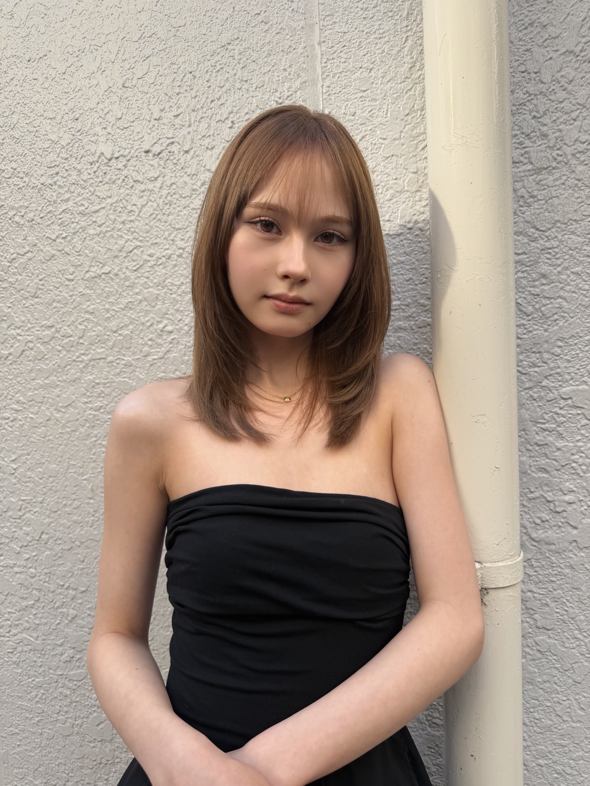 顔まわりにレイヤーを入れたブラウンのミディアムヘア